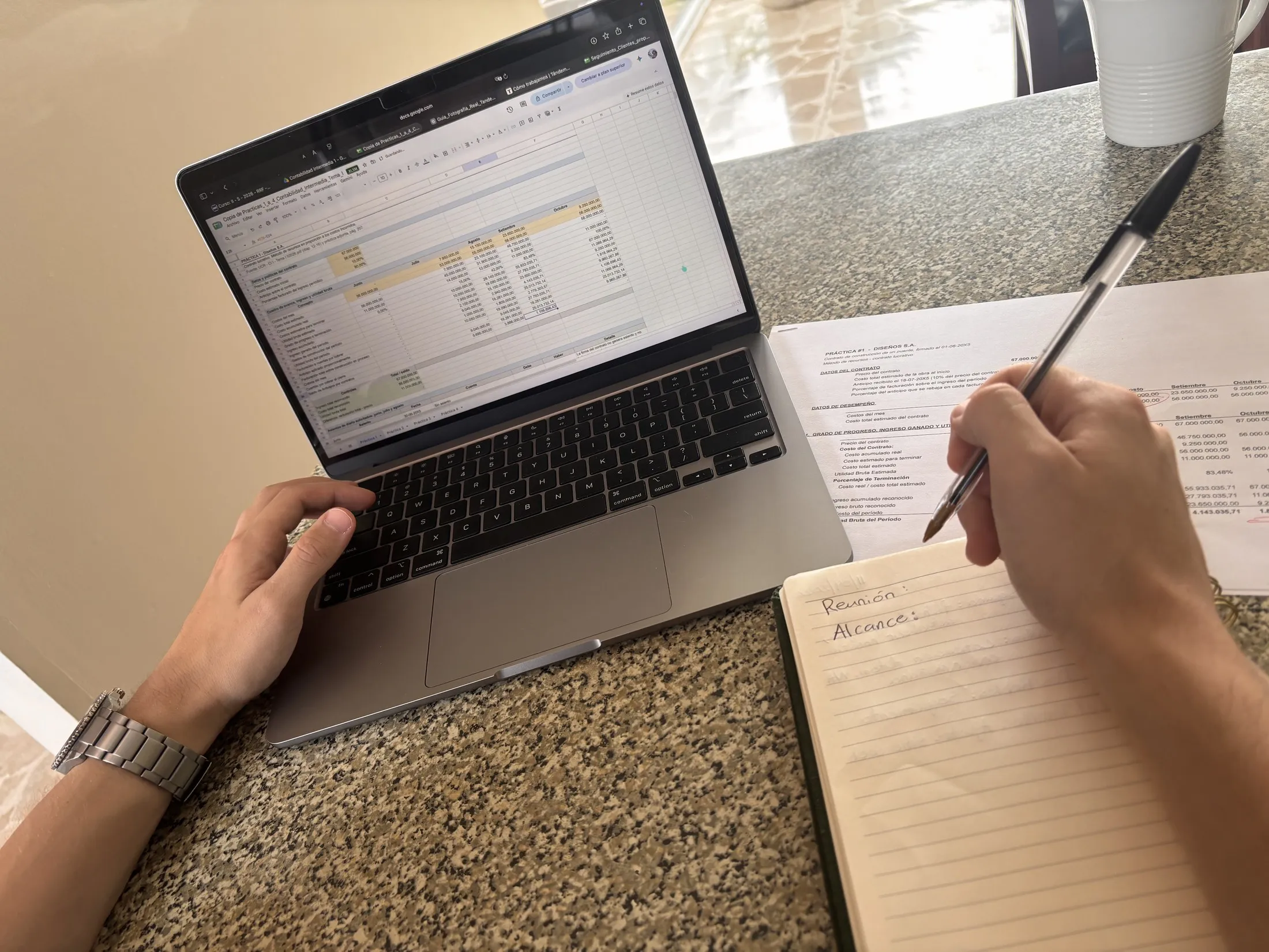 Manos trabajando con una laptop abierta y una libreta de notas sobre un escritorio, como parte del acompañamiento continuo de Tándem.